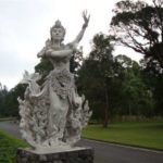 Beelden botanische tuin Bali