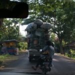 Hoog geladen vrachtauto's op Bali